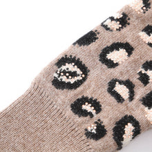 Load image into Gallery viewer, Leopard Wool Hat &amp; Gloves Set
